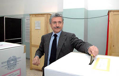 MASSIMO D'ALEMA VOTA A BARI    Foto Colaianni/Arcieri da il Corriere.it